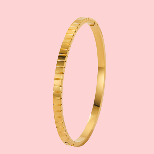 Quinn Bangle
