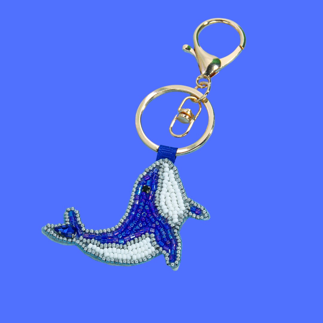 Blue and white beaded whale bag charm with gold-tone keyring and lobster clasp.